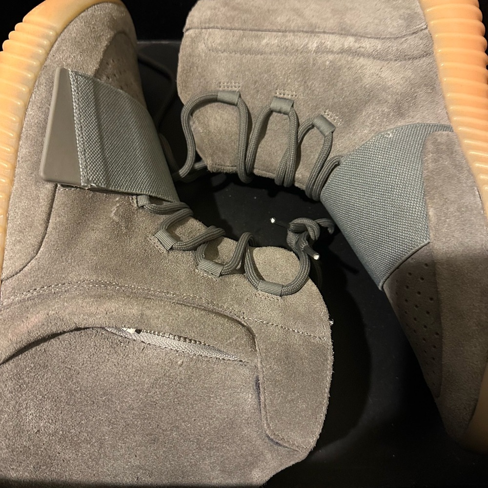Yeezy Boost 750
Light Grey Glow In the Dark